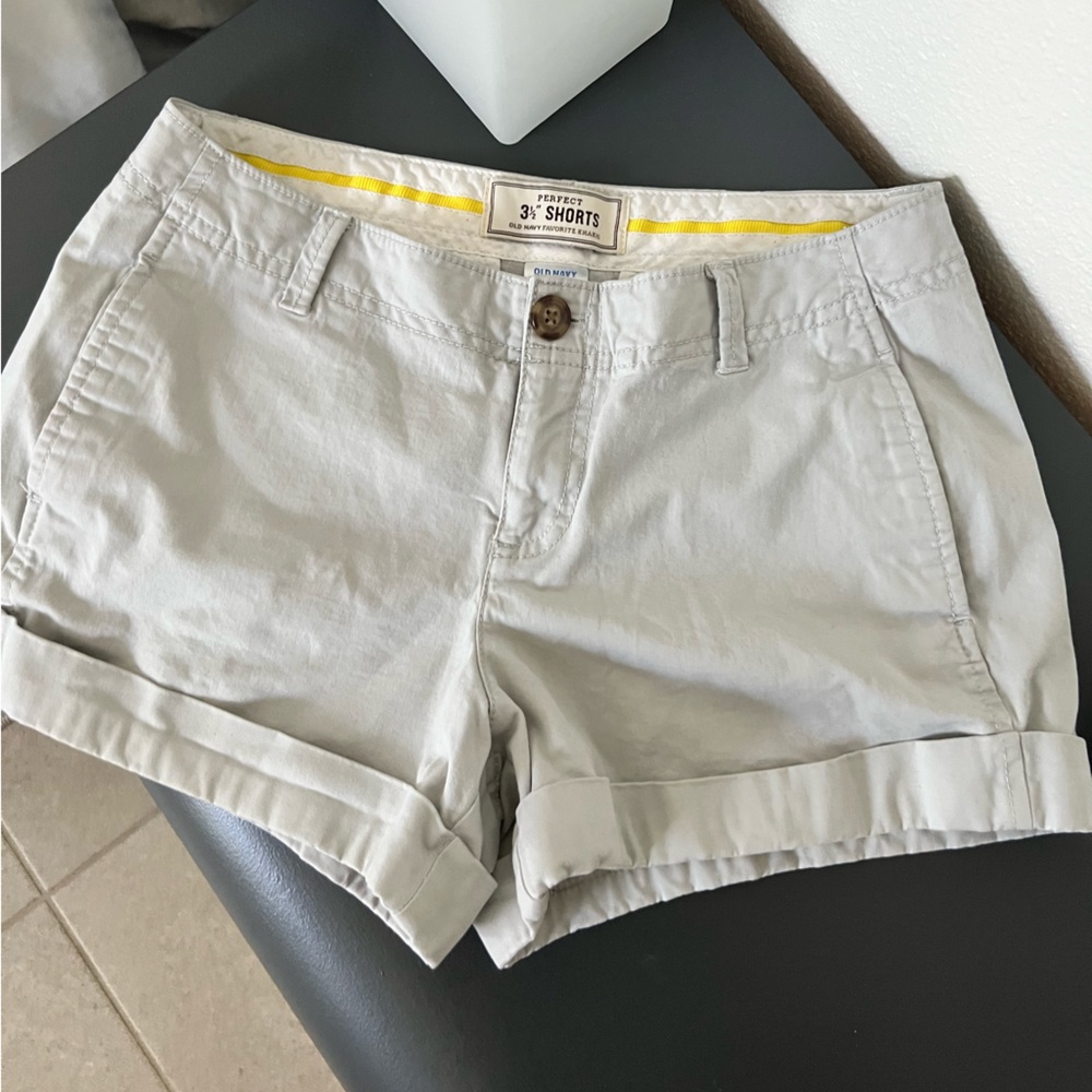 Old Navy khaki shorts 3.5”